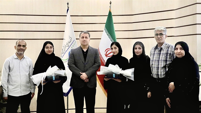 به گزارش نفت جنوب به نقل از روابط عمومی پتروشیمی پارس؛ در نشستی صمیمی به میزبانی دکتر پهلوانی مدیر عامل شرکت پتروشیمی پارس از نخستین قبول شدگان عسلویه‌ای در رشته دکتری پزشکی عمومی تقدیر شد.