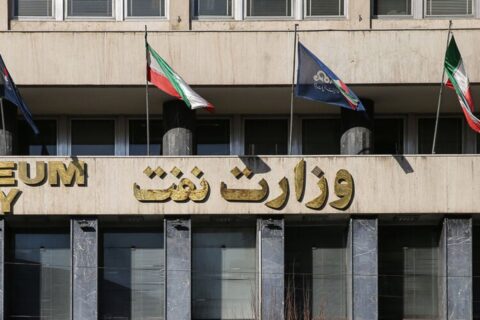 به گزارش نفت جنوب به نقل از شانا، بر اساس دستورعمل نظام درخواست مجوز طرح‌های تولید بار اول صنعت نفت که به استناد ماده (۱۰) قانون جهش تولید دانش‌بنیان برای رونق بازار محصولات فناورانه و راهبردی در بستر تولید بار اول در کشور و مطابق ابلاغیه‌های شماره ۷۵۸-۲۰.۲ مورخ ۱۴۰۳.۱۱.۱۵ و ۵۵۴۹۵۷ مورخ ۱۴۰۳.۱۱.۱۰ صادر شده است، نحوه تعریف، تصویب و اجرای پروژه‌های «تولید بار اول» در صنعت نفت مشخص و سامان‌دهی می‌شود.