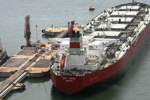 به گزارش نفت جنوب به نقل از خبرگزاری رویترز، بانک جیپیمورگان روز پنجشنبه هفته گذشته (۲۲ آبان) اعلام کرد که حدود روزانه یک میلیون و ۴۰۰ هزار بشکه از نفت روسیه، معادل حدود یکسوم از توان صادرات دریایی این کشور، در نفتکشها باقی مانده است، زیرا تخلیه محمولهها بهدلیل تحریمهای آمریکا علیه شرکتهای روسنفت و لوکاویل کُند شده است.