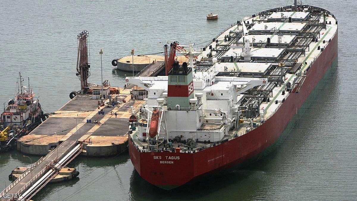 به گزارش نفت جنوب به نقل از خبرگزاری رویترز، بانک جی‌پی‌مورگان روز پنجشنبه هفته گذشته (۲۲ آبان) اعلام کرد که حدود روزانه یک میلیون و ۴۰۰ هزار بشکه از نفت روسیه، معادل حدود یک‌سوم از توان صادرات دریایی این کشور، در نفتکش‌ها باقی مانده است، زیرا تخلیه محموله‌ها به‌دلیل تحریم‌های آمریکا علیه شرکت‌های روس‌نفت و لوک‌اویل کُند شده است.