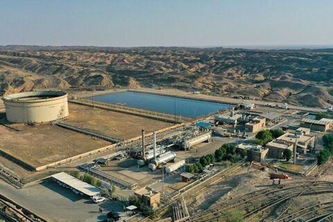 به گزارش نفت جنوب به نقل از مهر، در حالیکه برنامه کلان وزارت نفت برای افزایش تولید روزانه نفت ایران به میزان ۲۵۰ هزار بشکه در دستور کار شرکت ملی نفت ایران قرار دارد، تازهترین گزارش از سه میدان غرب کشور چشمهخوش، دالپری و پایدار شرق از تحقق جهشی کمسابقه در تولید حکایت دارد. بر اساس اعلام شرکت مهندسی و توسعه نفت، تولید پایدار این سه میدان اکنون به ۱۲۰ هزار بشکه در روز رسیده است؛ رقمی که تنها در مدت کمتر از یکسال با بهرهگیری از فناوریهای نوین و مدیریت صیانتی حاصل شده است.