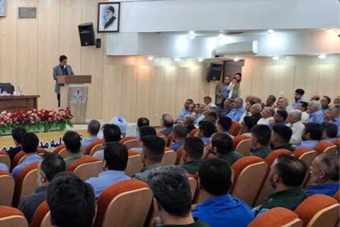 به گزارش نفت جنوب به نقل از روابط‌عمومی و امور بین‌الملل پتروشیمی امیرکبیر، شرکت‌کنندگان در نشست صمیمی سرپرست شرکت با پرسنل ایثارگر، ضمن آشنایی با مفاد بخشنامه ابلاغی مدیرعامل وقت سازمان تامین اجتماعی، با متن قانون مصوب ابلاغی به شرکت‌ها نیز آشنا شده و بندهای مختلف آن را مورد بررسی قرار دادند.