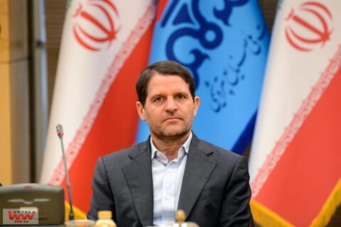 به گزارش نفت جنوب: حسن عباسزاده، در گفتگو با نیپنا درباره جزئیات نشست اخیر فعالان صنعت پتروشیمی با رئیسجمهور، با اشاره به اینکه این نشست با حضور مدیرانعامل هلدینگها و نمایندگان انجمن صنفی کارفرمایی صنعت پتروشیمی برگزار شد، اظهارکرد: در این نشست، چالشهای موجود در مسیر تولید و صادرات محصولات پتروشیمی از سوی مدیران هلدینگها، انجمن صنفی و شرکت ملی صنایع پتروشیمی مطرح شد و شخص رئیسجمهور نیز بر لزوم رفع موانع صادرات و تقویت ظرفیتهای تولیدی کشور تأکید کردند.