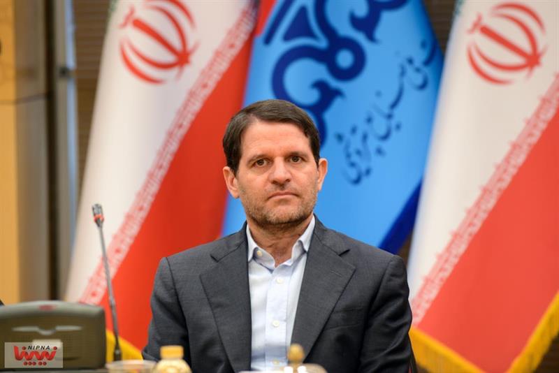 به گزارش نفت جنوب: حسن عباس‌زاده، در گفتگو با نیپنا درباره جزئیات نشست اخیر فعالان صنعت پتروشیمی با رئیس‌جمهور، با اشاره به اینکه این نشست با حضور مدیران‌عامل هلدینگ‌ها و نمایندگان انجمن صنفی کارفرمایی صنعت پتروشیمی برگزار شد، اظهارکرد: در این نشست، چالش‌های موجود در مسیر تولید و صادرات محصولات پتروشیمی از سوی مدیران هلدینگ‌ها، انجمن صنفی و شرکت ملی صنایع پتروشیمی مطرح شد و شخص رئیس‌جمهور نیز بر لزوم رفع موانع صادرات و تقویت ظرفیت‌های تولیدی کشور تأکید کردند.