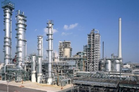 به گزارش نفت جنوب به نقل از شانا، برنامه پنجساله هفتم پیشرفت، نقشه راهی بلندپروازانه و کمّی را پیش روی دولت چهاردهم و دستگاههای اجرایی قرار داده است. این برنامه که از آن بهعنوان میثاق ملی یاد میشود، با نگاهی راهبردی و با هدف مقاومسازی اقتصاد و افزایش نقش ایران در بازارهای جهانی انرژی تدوین شده و مأموریتهای سنگین و دقیقی را برای تمام بخشهای این صنعت، از بالادست تا پاییندست و از تولید تا صادرات تعریف کرده است.