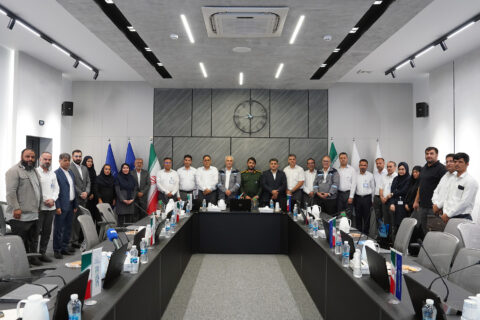 به گزارش نفت جنوب: در این آیین که با حضور سروان پاسدار محمدامین حیدری فرمانده حوزه مقاومت بسیج شهدای پتروشیمی منطقه پارس، دکتر علمداری قائممقام مدیرعامل، جمعی از مدیران ارشد و بسیجیان پایگاه مقاومت سرداران شهید بیژنی برگزار گردید، از برگزیدگان این جشنواره در بخشهای تیتر و شعر دفاع مقدس تجلیل بهعمل آمد.