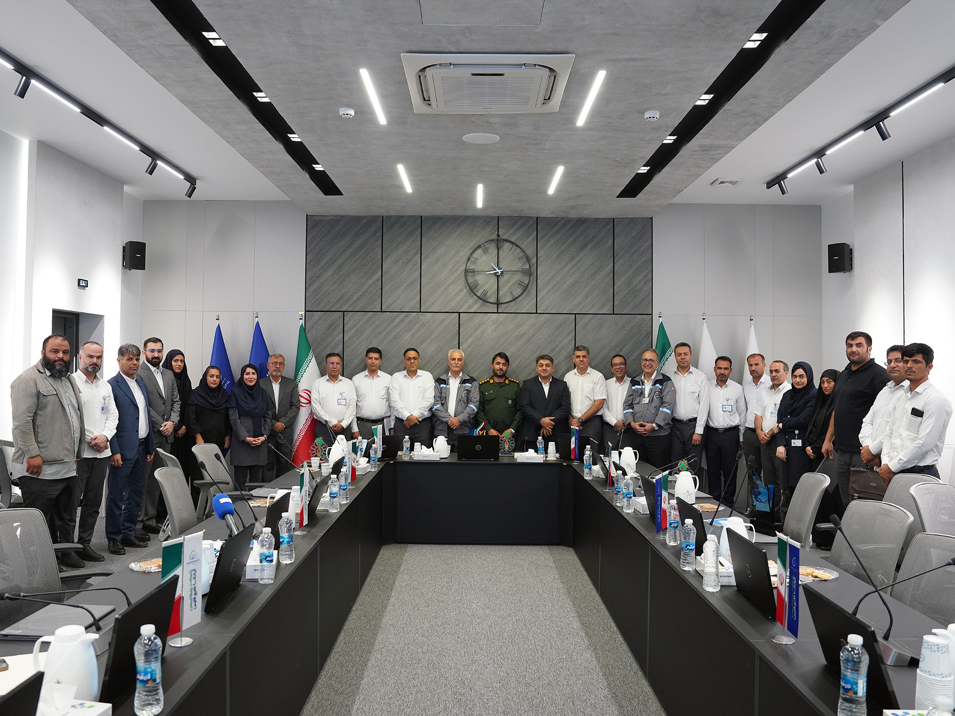 به گزارش نفت جنوب: در این آیین که با حضور سروان پاسدار محمدامین حیدری فرمانده حوزه مقاومت بسیج شهدای پتروشیمی منطقه پارس، دکتر علمداری قائم‌مقام مدیرعامل، جمعی از مدیران ارشد و بسیجیان پایگاه مقاومت سرداران شهید بیژنی برگزار گردید، از برگزیدگان این جشنواره در بخش‌های تیتر و شعر دفاع مقدس تجلیل به‌عمل آمد.