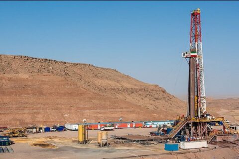 به گزارش نفت جنوب به نقل از شرکت مهندسی و توسعه نفت، کیوان یاراحمدی با اشاره به ارسال موفق گازهای همراه تولیدی میدان آذر از اواخر اسفند پارسال بیان کرد: عملیات راه‌اندازی کمپرسورهای فشارافزایی مرحله چهارم از اواسط مهر امسال آغاز شد.