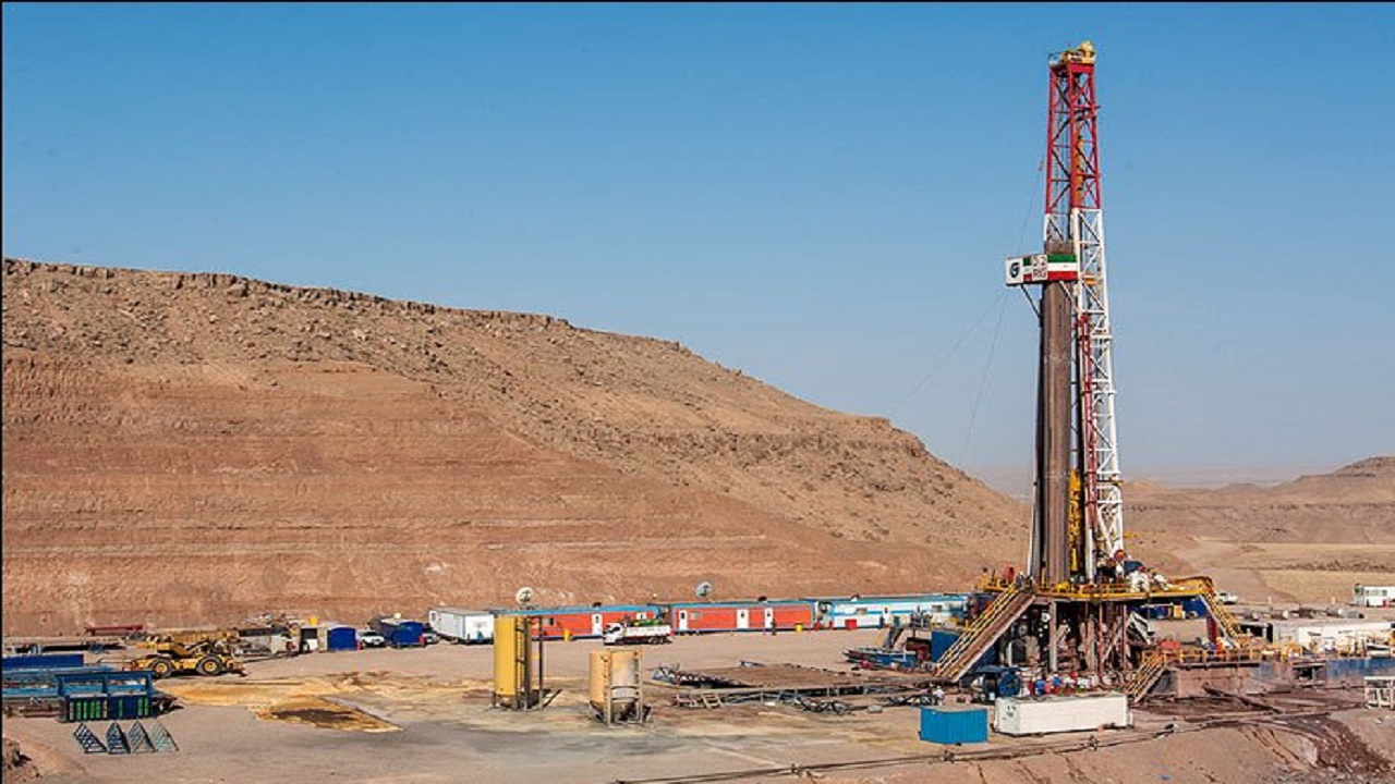 به گزارش نفت جنوب به نقل از شرکت مهندسی و توسعه نفت، کیوان یاراحمدی با اشاره به ارسال موفق گازهای همراه تولیدی میدان آذر از اواخر اسفند پارسال بیان کرد: عملیات راه‌اندازی کمپرسورهای فشارافزایی مرحله چهارم از اواسط مهر امسال آغاز شد.