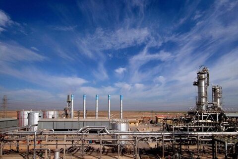 به گزارش نفت جنوب به نقل از شرکت بهرهبرداری نفت و گاز گچساران، علیاکبر حافظینیا با اشاره به اینکه در نیمه دوم سال ۱۴۰۳، با وجود کمبود نیروی انسانی متخصص، محدودیت قطعات یدکی و فرسودگی تجهیزات، موفق شدیم برنامه تولید تعهدشده را بهطور کامل محقق کنیم، بیان کرد: برای نخستین بار پس از ۶۰ سال، خط لوله ۱۶ اینچ نفت سنگین گچساران توپکرانی و نقاط معیوب آن حذف شد، همچنین ساپورتگذاری و ترمیم خطوط لولههای جریانی نفت، آب، گاز و گاز مایع در گستره چهار استان عملیاتی انجام شد.