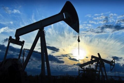 به گزارش نفت جنوب به نقل از خبرگزاری رویترز، آژانس بینالمللی انرژی در تازهترین گزارش خود اعلام کرد که درآمدهای روسیه از فروش نفت خام و فرآوردههای نفتی در ماه اکتبر بهدلیل پایین آمدن حجم صادرات و افت قیمتها دوباره کاهش یافته است.