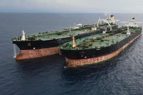 به گزارش نفت جنوب به نقل از تسنیم ، رویترز در گزارشی تایید نشده نوشت: چین درحال وارد کردن مقادیر بسیار بالایی از نفت خام اندونزی است، روندی که به گفته فعالان بازار روشی برای پنهانسازی محمولههای نفت خام تحریم شده ایران است که در آبهای سواحل مالزی جابهجا میشوند. بازرسی محمولهها از مبدأ مالزی افزایش یافته است.