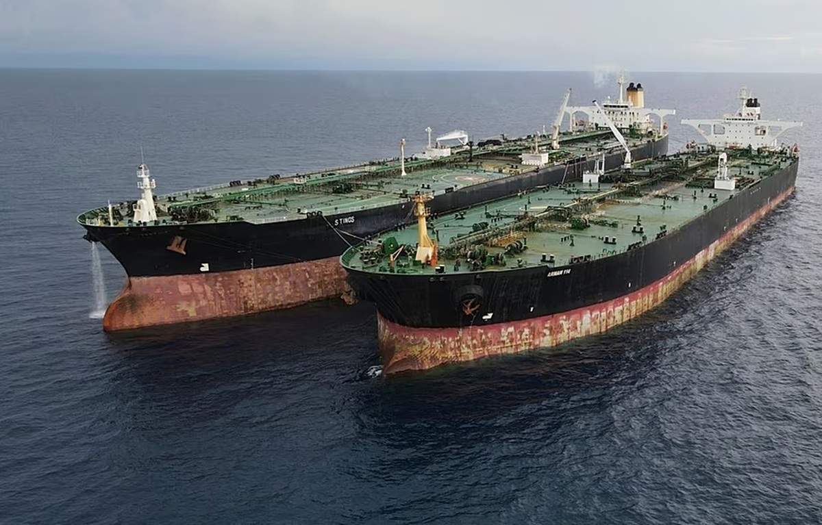 به گزارش نفت جنوب به نقل از تسنیم ، رویترز در گزارشی تایید نشده نوشت: چین درحال وارد کردن مقادیر بسیار بالایی از نفت خام اندونزی است، روندی که به گفته فعالان بازار روشی برای پنهان‌سازی محموله‌های نفت خام تحریم شده ایران است که در آب‌های سواحل مالزی جابه‌جا می‌شوند. بازرسی محموله‌ها از مبدأ مالزی افزایش یافته است.