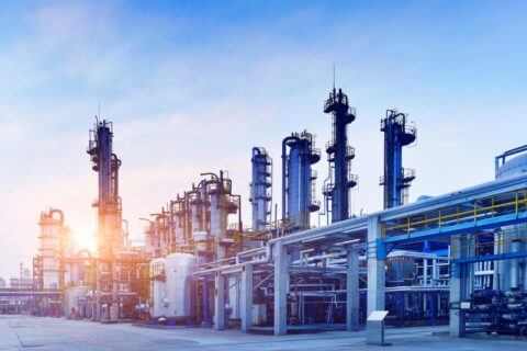 به گزارش نفت جنوب به نقل از ایرنا، محمدجواد بدری مدیرعامل یک شرکت پتروشیمی تابعه هلدینگ خلیج فارس که با نماد بوعلی در بازار سرمایه فعال است صبح امروز یکشنبه ۹ آذر در نشست خبری «یک‌شنبه - یک ناشر» بورس تهران اظهار داشت: چهارشنبه هفته گذشته (پنجم آذر)‌ نشست اعضای انجن صنفی کارفرمایی صنعت پتروشیمی و مسئولان بانک مرکزی برگزار و مقرر شد عمده عرضه ارز بازگشت از صادرات پتروشیمی ها در بازار اول مرکز مبادله ارز و طلا انجام شود.