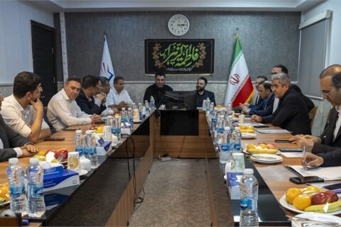 به گزارش نفت جنوب به نقل از روابط عمومی و امور فرهنگی پتروشیمی مروارید؛ در ابتدای جلسه، حسام خوشبینفر مدیرعامل پتروشیمی مروارید ضمن خیرمقدم به مدیرعامل بانک شهر و هیات همراه، گزارشی از وضعیت تولید، برنامههای آینده و رویکردهای مدیریتی این شرکت ارائه کرد.