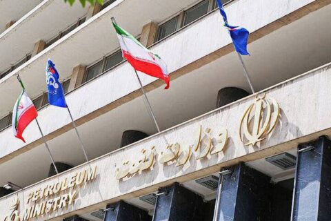 به گزارش نفت جنوب به نقل از شانا، مهدی احمد خانبیگی با بیان اینکه ابلاغ نقشه راه توسعه فناوری وزارت نفت از سوی امید شاکری، معاون مهندسی، پژوهش و فناوری وزیر نفت، بهمنزله تکمیل زنجیره برنامهریزیهای کلان حوزه پژوهش و فناوری است، اظهار کرد: با ابلاغ نظام جامع پژوهش و فناوری وزارت نفت در سال ۱۳۹۹، چارچوب سیاستگذاری ترسیم شد و اکنون این نقشه راه، بهعنوان حلقه اجرایی و عملیاتی نهایی، مسیر حرکت را بهصورت دقیق و شفاف مشخص میکند.