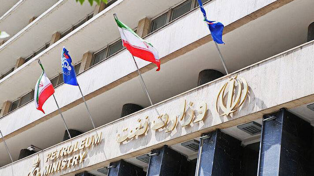 به گزارش نفت جنوب به نقل از شانا، مهدی احمد خان‌بیگی با بیان اینکه ابلاغ نقشه راه توسعه فناوری وزارت نفت از سوی امید شاکری، معاون مهندسی، پژوهش و فناوری وزیر نفت، به‌منزله تکمیل زنجیره برنامه‌ریزی‌های کلان حوزه پژوهش و فناوری است، اظهار کرد: با ابلاغ نظام جامع پژوهش و فناوری وزارت نفت در سال ۱۳۹۹، چارچوب سیاستگذاری ترسیم شد و اکنون این نقشه راه، به‌عنوان حلقه اجرایی و عملیاتی نهایی، مسیر حرکت را به‌صورت دقیق و شفاف مشخص می‌کند.