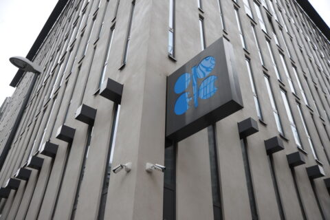 به گزارش نفت جنوب به نقل از خبرگزاری رویترز، تازهترین نظرسنجی این خبرگزاری نشان داد تولید اعضای اوپک در ماه اکتبر در پی افزایش تولید عربستان و عراق در چارچوب برنامه لغو کاهش عرضه داوطلبانه هشت کشور ائتلاف اوپک و متحدانش (اوپکپلاس) با افزایش ۳۰ هزار بشکهای نسبت به ماه سپتامبر به ۲۸ میلیون و ۴۳۰ هزار بشکه رسید.