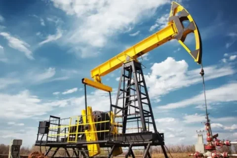 به گزارش نفت جنوب به نقل از مهر، قیمت جهانی نفت با افزایش امیدها نسبتبه امکان واردات نفت خام روسیه توسط مجارستان رشد کرد. این خبر پس از دیدار دونالد ترامپ رئیسجمهور آمریکا با ویکتور اوربان نخستوزیر مجارستان در کاخ سفید منتشر شد.