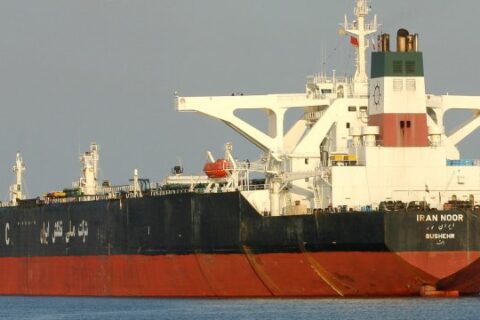 به گزارش نفت جنوب به نقل از ایلنا، تنها یک هفته پس از اینکه وزیر نفت اعلام کرد وضعیت فروش نفت بهتر از گذشته شده، نایب رییس کمیسیون برنامه و بودجه مجلس این ادعای وزیر را با ارائه آمار و ارقام تکذیب کرد و گفت: در بودجه امسال برای واگذاری دارایی های سرمایه ای که عمده آن درآمدهای نفتی است؛ ۹۳۰ هزار میلیارد تومان در نظر گرفته شد بنابراین در شش ماه اول باید ۴۷۴ هزار میلیارد از این مبلغ وصول می‌شد اما آنچه که در ۶ ماه اول امسال وصول شده ۱۵۱ هزار میلیارد بوده یعنی فقط ۳۲ درصد آن وصول شده است.