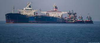 به گزارش نفت جنوب به نقل از تسنیم، بررسی داده‌های صادرات نفت سه کشور ایران، روسیه و ونزوئلا طی یک دهه اخیر، با اتکا به نمودارهای تحلیل تجارت انرژی، نشان می‌دهد الگوی مواجهه با تحریم‌ها و نحوه بازگشت به بازار جهانی در این کشورها متفاوت بوده است؛ به‌گونه‌ای که ایران توانسته روند احیای قابل توجهی را رقم بزند، روسیه ساختار فروش خود را بدون سقوط حفظ کرده و ونزوئلا همچنان با دشواری‌های شدید در بازیابی سهم خود مواجه است.