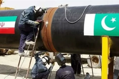 به گزارش نفت جنوب به نقل از تسنیم، نادیا محرابی کارشناس انرژی در رابطه با لزوم بازطراحی تجارت انرژی کشور با توسعه نقش گاز در تجارت خارجی ایران خاطرنشان کرد: ایران با داشتن موقعیت ژئوپلتیک منحصر‌به‌فرد، منابع عظیم گازی و زیرساخت‌های انتقال منطقه‌ای، اکنون در نقطه‌ای ایستاده که می‌تواند ساختار تجارت انرژی اوراسیا را بازطراحی کند. اتصال مستقیم گازی روسیه به هند نه‌تنها تحریم‌های نفتی را بی‌اثر می‌کند، بلکه اقتصاد ایران را از صادرات خام به صادرات خدمات ترانزیت و نقش‌آفرینی ژئوپلیتیک ارتقا می‌دهد.