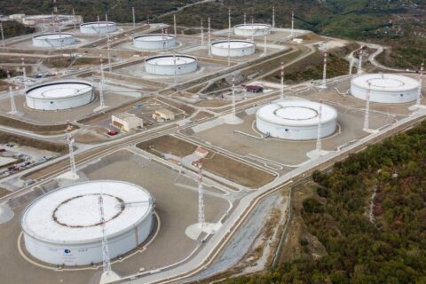 به گزارش نفت جنوب به نقل از ایسنا، کنسرسیوم خط لوله کاسپبین که شامل سهامداران روسی، قزاق و آمریکایی است، اعلام کرد پس از آسیب قابل توجه به اسکله پایانه روسی خود در دریای سیاه بر اثر حمله پهپادی نیروی دریایی اوکراین، عملیات خود را متوقف کرده است.