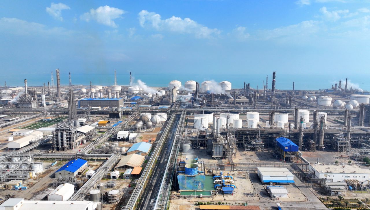 به گزارش نفت جنوب به نقل از روابط عمومی پتروشیمی بندرامام، پروژه تعویض و بومی‌سازی سیستم حیاتی SFC (Static Frequency Converter) در نیروگاه این مجتمع با موفقیت به بهره‌برداری رسید. این اقدام در راستای افزایش قابلیت اطمینان تجهیزات، کاهش وابستگی به منابع خارجی و توسعه توان فنی و مهندسی داخلی انجام شد و به‌عنوان یکی از دستاوردهای شاخص سال ۱۴۰۴ این شرکت به ثبت رسید.