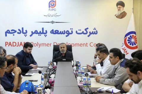 به گزارش نفت جنوب به نقل از روابط عمومی و امور بین‌الملل شرکت توسعه پلیمر پادجم؛ در جلسه بررسی وضعیت واحدهای عملیاتی و پروژه‌های در دست اجرا، دولتی‌زاده با تأکید بر اینکه هیچ‌گونه توقف و تعلل در مسیر تولید قابل قبول نیست، اعلام کرد: «تمام ظرفیت‌های مدیریتی، فنی و سازمانی شرکت برای راه‌اندازی کامل واحد Rubber بسیج شده و هر مانعی باید در کوتاه‌ترین زمان ممکن برطرف شود.»