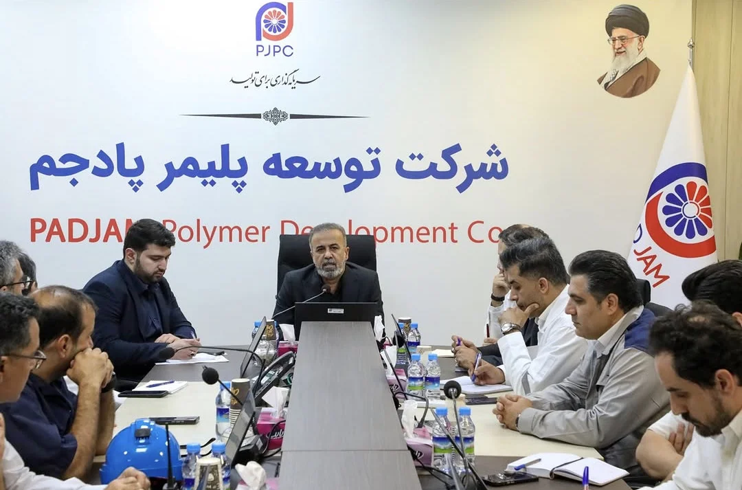 به گزارش نفت جنوب به نقل از روابط عمومی و امور بین‌الملل شرکت توسعه پلیمر پادجم؛ در جلسه بررسی وضعیت واحدهای عملیاتی و پروژه‌های در دست اجرا، دولتی‌زاده با تأکید بر اینکه هیچ‌گونه توقف و تعلل در مسیر تولید قابل قبول نیست، اعلام کرد: «تمام ظرفیت‌های مدیریتی، فنی و سازمانی شرکت برای راه‌اندازی کامل واحد Rubber بسیج شده و هر مانعی باید در کوتاه‌ترین زمان ممکن برطرف شود.»