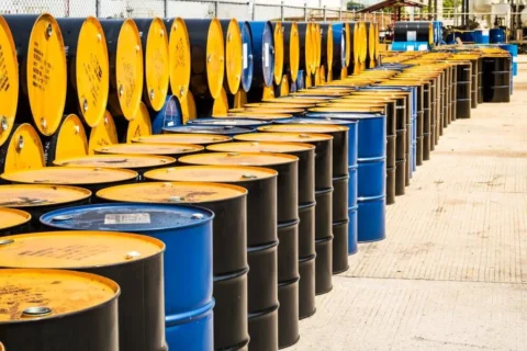 به گزارش نفت جنوب، بازار جهانی نفت در هفته گذشته تحت‌تاثیر مجموعه‌ای از رویدادهای ژئوپلیتیکی، داده‌های اقتصادی و تحولات مرتبط با عرضه و تقاضا قرار گرفت. نوسانات قیمت نفت در این هفته عمدتا ناشی از تحولات پیرامون جنگ روسیه و اوکراین، تحریم‌های جدید غرب علیه روسیه، تغییرات ذخایر نفتی آمریکا، و چشم‌انداز سیاست‌های اوپک‌پلاس بود.