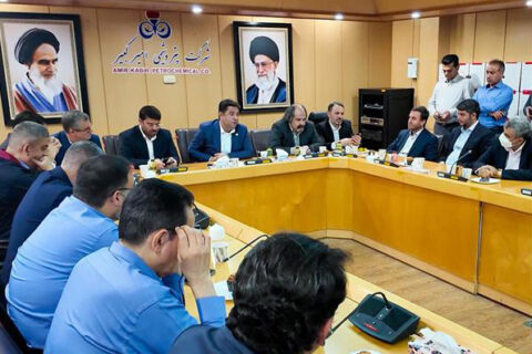 به گزارش نفت جنوب به نقل از روابط عمومی و امور بینالملل پتروشیمی امیرکبیر، سرپرست پتروشیمی امیرکبیر پیش از آغاز برنامههای کاری، با حضور در آستان مقدس شهید گمنام مجتمع، به مقام شامخ شهدا ادای احترام کرد و سپس در نخستین جلسه رسمی خود با مدیران و رؤسای واحدها به تبیین سیاستها و رویکردهای مدیریتی جدید پرداخت.