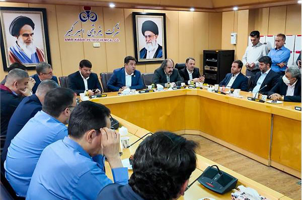 به گزارش نفت جنوب به نقل از روابط عمومی و امور بین‌الملل پتروشیمی امیرکبیر، سرپرست پتروشیمی امیرکبیر پیش از آغاز برنامه‌های کاری، با حضور در آستان مقدس شهید گمنام مجتمع، به مقام شامخ شهدا ادای احترام کرد و سپس در نخستین جلسه رسمی خود با مدیران و رؤسای واحدها به تبیین سیاست‌ها و رویکردهای مدیریتی جدید پرداخت.