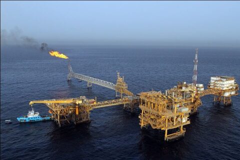 به گزارش نفت جنوب به نقل از شرکت ملی نفت ایران، حمید بورد در آیین تکریم و معارفه مدیرعامل شرکت ملی مناطق نفتخیز جنوب با اشاره به سابقه تاریخی و اهمیت مناطق نفتخیز جنوب اظهار کرد: این منطقه بهعنوان زادگاه نفت شناخته میشود و تصمیمگیریهای ما معمولاً از اینجا نشأت میگیرد، از این رو با تولید حدود ۷۵ درصد نفت کشور، توجه ویژه به این منطقه ضروری است.