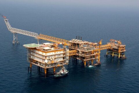 به گزارش نفت جنوب به نقل از شرکت نفت و گاز پارس، کیوان طریقتی در حاشیه عملیات رولآپ (ROLL UP) چهارپایه (جکت) سکوی WHP1 طرح توسعه میدان گازی فرزاد بی اظهار کرد: این سازه پس از اتمام عملیات ساخت، بارگیری و انتقال به مرز مشترک آبی ایران و عربستان سعودی، بهزودی در یکی از پرچالشترین میدانهای گازی کشور نصب و میزبان حفاری چهار حلقه چاه تولیدی میشود.