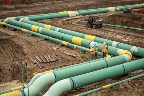 به گزارش نفت جنوب به نقل از خبرگزاری رویترز، کنسرسیوم خط لوله خزر روز شنبه (هشتم آذر) اعلام کرد که پس از آسیب شدید به یکی از سکوهای لنگرگاه در پایانه دریای سیاه بر اثر حمله پهپادی نیروی دریایی اوکراین، عملیات صادرات نفت این شرکت متوقف شده است.