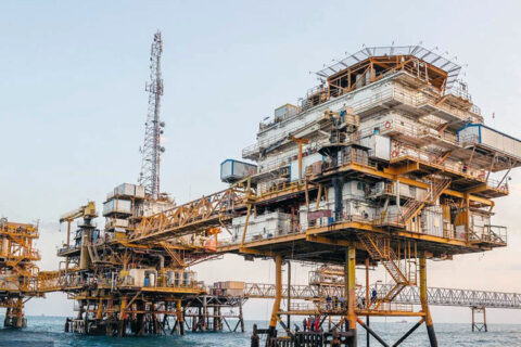 به گزارش نفت جنوب به نقل از مهر، در روزهایی که وزارت نفت برای حفظ تولید فعلی و توسعه میادین مشترک با همسایگان، با شدیدترین فشارهای مالی سالهای اخیر روبهروست، تصمیم سازمان امور مالیاتی مبنی بر مطالبه مالیات از محل فروش خوراک نفت به پتروشیمیها، موجی از انتقاد در میان کارشناسان و مدیران ارشد صنعت انرژی ایجاد کرده است.