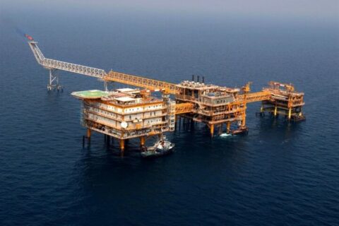 به گزارش نفت جنوب به نقل از تسنیم، طرح فشارافزایی میدان گازی پارس جنوبی بهعنوان مهمترین و راهبردیترین طرح صنعت نفت کشور شناخته میشود و حتی مسئولان متعددی از آن با عنوان "واجبتر از نان شب" یاد کردهاند؛ چرا که با توجه به افت فشار این میدان مشترک در وهله فعلی و سالهای آتی، خطری برای امنیت تأمین انرژی کشور وجود دارد که در این راستا راهاندازی تأسیسات فشارافزایی در قالب 14 سکو با ظرفیت برداشت روزانه 2 میلیارد فوتمکعب گاز غنی در دستور شرکت نفت و گاز پارس قرار گرفته است،