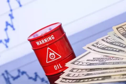 به گزارش نفت جنوب، قیمت نفت در معاملات روز سه‌شنبه تغییر چندانی نداشته است. نگرانی درمورد مازاد عرضه نسبت‌به تقاضا در سال آینده میلادی از احتمال مختل شدن عرضه نفت روسیه به‌خاطر تحریم‌های آمریکا پیشی گرفته و قیمت نفت را پایین آورده است.