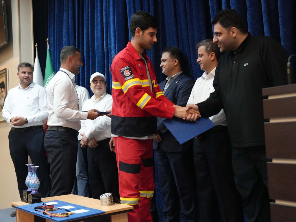 مراسم تقدیر و اهدای جوایز قهرمانان المپیاد آتشنشانی و ایمنی منطقه ویژه اقتصادی با حضور حسام خوشبینفر، مدیرعامل شرکت پتروشیمی مروارید برگزار شد.