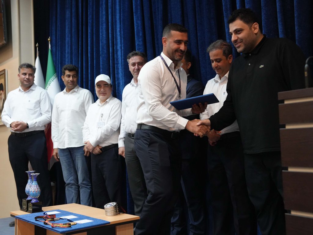 مراسم تقدیر و اهدای جوایز قهرمانان المپیاد آتشنشانی و ایمنی منطقه ویژه اقتصادی با حضور حسام خوشبینفر، مدیرعامل شرکت پتروشیمی مروارید برگزار شد.