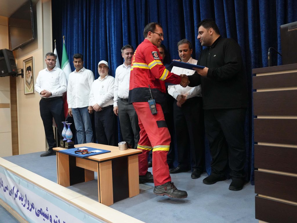 مراسم تقدیر و اهدای جوایز قهرمانان المپیاد آتشنشانی و ایمنی منطقه ویژه اقتصادی با حضور حسام خوشبینفر، مدیرعامل شرکت پتروشیمی مروارید برگزار شد.