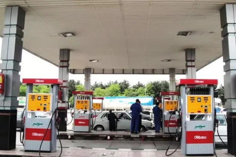 به گزارش نفت جنوب به نقل از وزارت نفت، نعمتالله نجفی در نشست سوخترسانی زمستانی شرکت ملی پخش فرآوردههای نفتی بر تقویت ارتباط مناطق سیوهفتگانه با ستاد شرکت ملی پخش فرآوردههای نفتی تأکید کرد و یادآور شد: فعالسازی گروههای معین بهمنظور ارزیابی دورهای عملکرد نواحی باید در دستور کار قرار گیرد و این گروهها باید با بازدید و ارزیابی مستمر عملکرد نواحی و مجاری عرضه، میزان انطباق با شاخصهای عملیاتی و اطلاعیههای ابلاغی را بررسی و گزارش کنند.