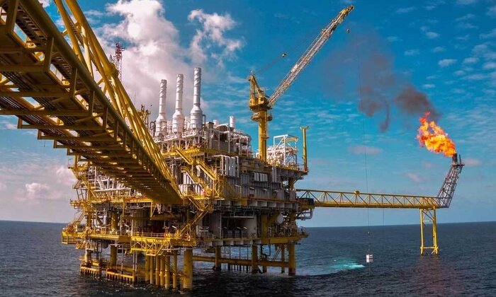 به گزارش نفت جنوب به نقل از مهر، در پانزده سال اخیر، شرکت ملی نفت ایران به‌عنوان ستون اصلی اقتصاد انرژی کشور، تغییرات عمده‌ای را در ساختار مالی و عملکرد عملیاتی تجربه کرده است. بررسی ترازهای مالی منتشرشده نشان می‌دهد که از سال ۱۳۸۹ با وجود ثبات نسبی درآمدها در سطح میانگین ۱۶ تا ۱۷ میلیارد دلار، هزینه‌های جاری و سرمایه‌ای شتاب بیشتری گرفته و از ابتدای دهه ۱۳۹۰ توازن منابع با مصارف برهم خورده است. این ناترازی به‌ویژه از سال ۱۳۹۶ شدت یافته و تا سال ۱۴۰۳ کسری بودجه به یکی از چالش‌های دائمی شرکت تبدیل شده است.