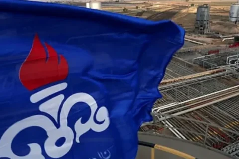 به گزارش نفت جنوب به نقل از تسنیم، در سال‌های اخیر، تأمین مالی پروژه‌های زیرساختی در کشور با چالش‌های متعددی مواجه بوده است. محدودیت منابع بودجه‌ای، کاهش درآمدهای نفتی و فشارهای ناشی از تحریم، باعث شده که دولت در اجرای طرح‌های بزرگ عمرانی و توسعه‌ای با کسری مزمن منابع روبه‌رو شود. در چنین شرایطی، مولدسازی دارایی‌های راکد دولت، به‌ویژه دارایی‌هایی نظیر سهام شرکت ملی نفت، می‌تواند به‌عنوان یک ابزار مؤثر برای تأمین مالی پروژه‌های حیاتی زیرساختی کشور مورد استفاده قرار گیرد.