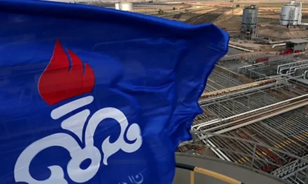 به گزارش نفت جنوب به نقل از تسنیم، در سال‌های اخیر، تأمین مالی پروژه‌های زیرساختی در کشور با چالش‌های متعددی مواجه بوده است. محدودیت منابع بودجه‌ای، کاهش درآمدهای نفتی و فشارهای ناشی از تحریم، باعث شده که دولت در اجرای طرح‌های بزرگ عمرانی و توسعه‌ای با کسری مزمن منابع روبه‌رو شود. در چنین شرایطی، مولدسازی دارایی‌های راکد دولت، به‌ویژه دارایی‌هایی نظیر سهام شرکت ملی نفت، می‌تواند به‌عنوان یک ابزار مؤثر برای تأمین مالی پروژه‌های حیاتی زیرساختی کشور مورد استفاده قرار گیرد.