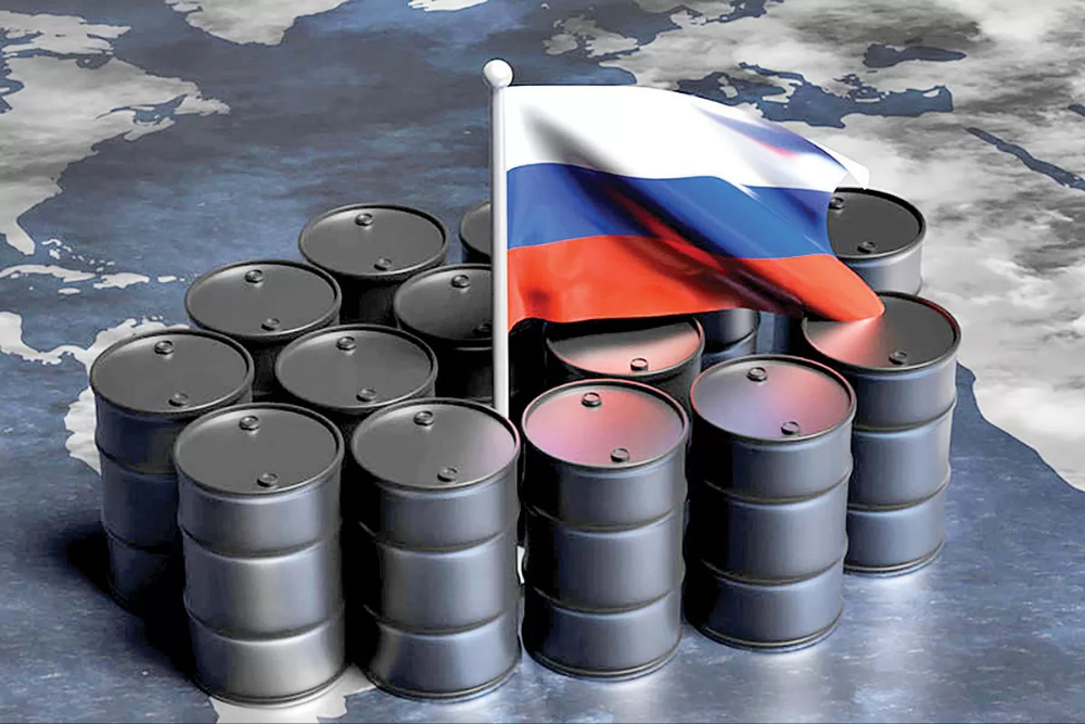 به گزارش نفت جنوب به نقل از تارنمای شبکه بلومبرگ، پنج پالایشگاه بزرگ هندی برای ماه آینده هیچ سفارشی برای خرید نفت از روسیه ثبت نکرده‌اند. پس از آنکه «دونالد ترامپ» رئیس‌جمهوری آمریکا در مردادماه تعرفه واردات محصولات هندی را تا دو برابر افزایش داد و سپس در ماه گذشته دو شرکت بزرگ نفتی روسیه (لوک‌اویل و روسنفت) را تحریم کرد، هند – سومین واردکننده بزرگ نفت در جهان – سیاست خرید نفت خود را تغییر داد.