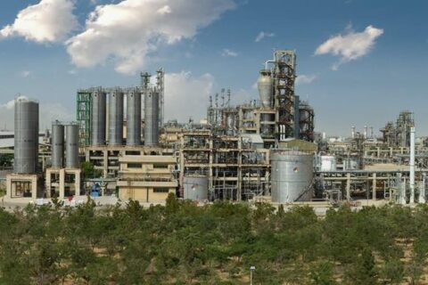 به گزارش نفت جنوب به نقل از روابط عمومی شرکت پتروشیمی تبریز، دکتر شهرام کاشانی‌اصل، مدیرکل استاندارد آذربایجان شرقی، با حضور در مجتمع پتروشیمی تبریز با دکتر میراشرفی، مدیرعامل و نائب‌رئیس هیئت‌مدیره این شرکت دیدار و گفت‌وگو کرد. این بازدید با هدف بررسی روند ارتقای کیفیت، پایش استانداردها و آشنایی با آخرین پروژه‌های توسعه‌ای مجتمع انجام شد.