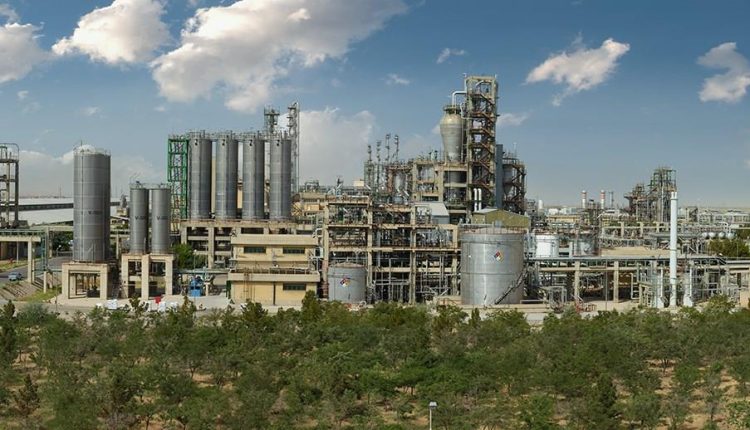 به گزارش نفت جنوب به نقل از روابط عمومی شرکت پتروشیمی تبریز، دکتر شهرام کاشانی‌اصل، مدیرکل استاندارد آذربایجان شرقی، با حضور در مجتمع پتروشیمی تبریز با دکتر میراشرفی، مدیرعامل و نائب‌رئیس هیئت‌مدیره این شرکت دیدار و گفت‌وگو کرد. این بازدید با هدف بررسی روند ارتقای کیفیت، پایش استانداردها و آشنایی با آخرین پروژه‌های توسعه‌ای مجتمع انجام شد.