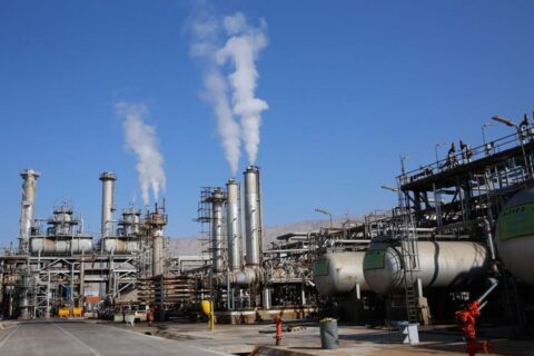 به گزارش نفت جنوب به نقل از شانا، پالایشگاه گاز فجر جم در سال‌های اخیر با رویکردی آینده‌نگر و برنامه‌ریزی دقیق، گام‌های مهمی در مسیر بهبود بهره‌وری، ارتقای ایمنی و کاهش آلایندگی برداشته است. این مجموعه با اجرای پروژه‌های بازیافت، بازسازی ردیف‌های آسیب‌دیده و توسعه زیرساخت‌های حیاتی مانند شبکه آتش‌نشانی و سیستم‌های آب‌رسانی توانسته است افزون بر حفظ پایداری تولید، الگوی موفقی از مدیریت کارآمد در صنعت گاز کشور ارائه دهد.